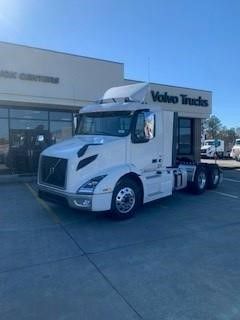 2025 Volvo VNR64T300