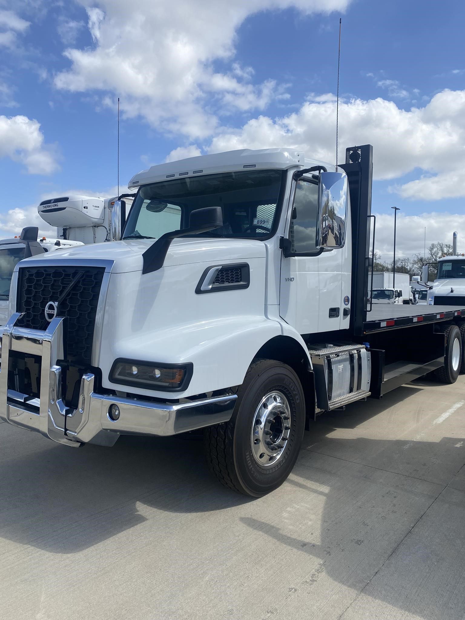 2025 Volvo VHD64B300