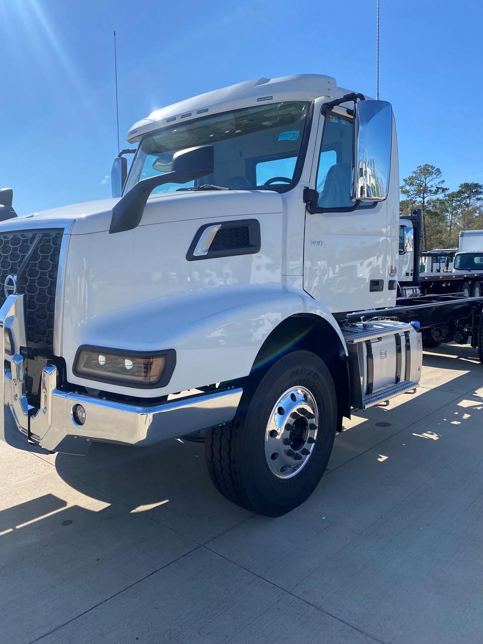 2025 Volvo VHD64B300