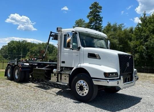 2025 Volvo VHD64B300