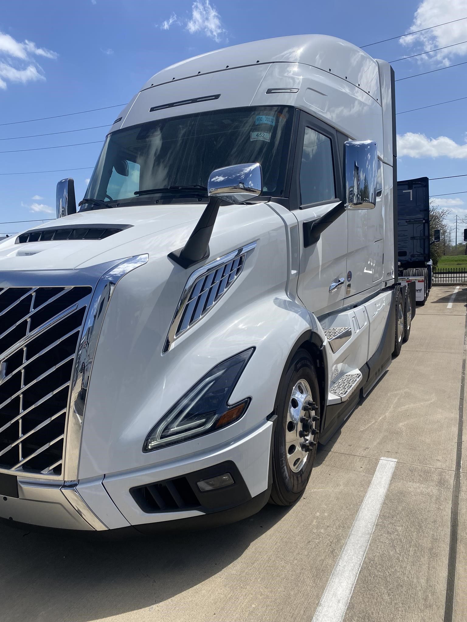 2025 Volvo VNL64T840