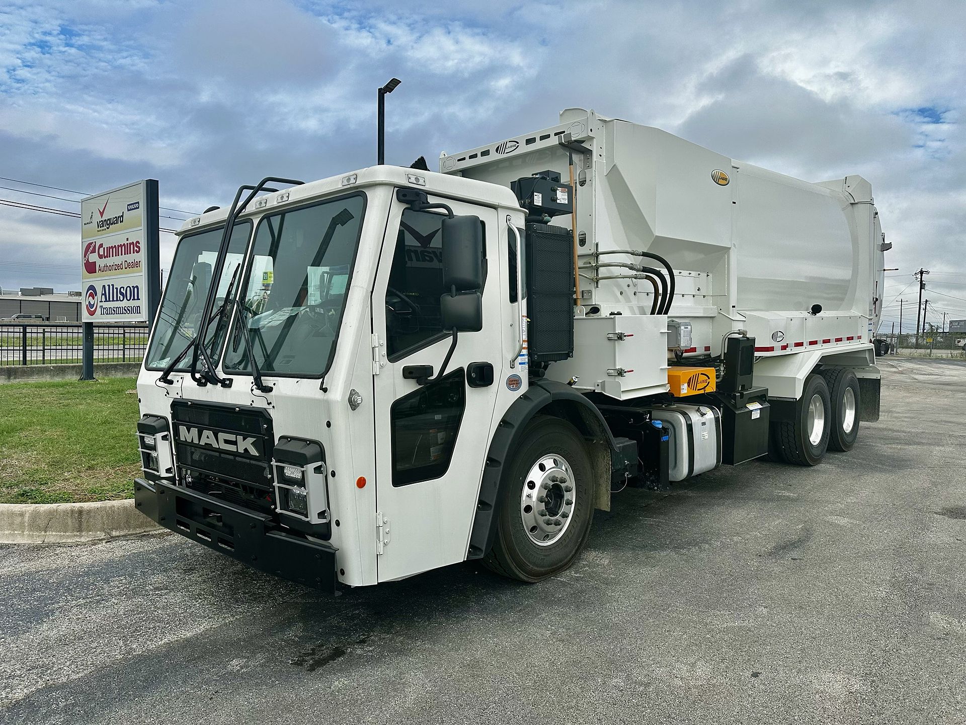 2026 Mack LR64R