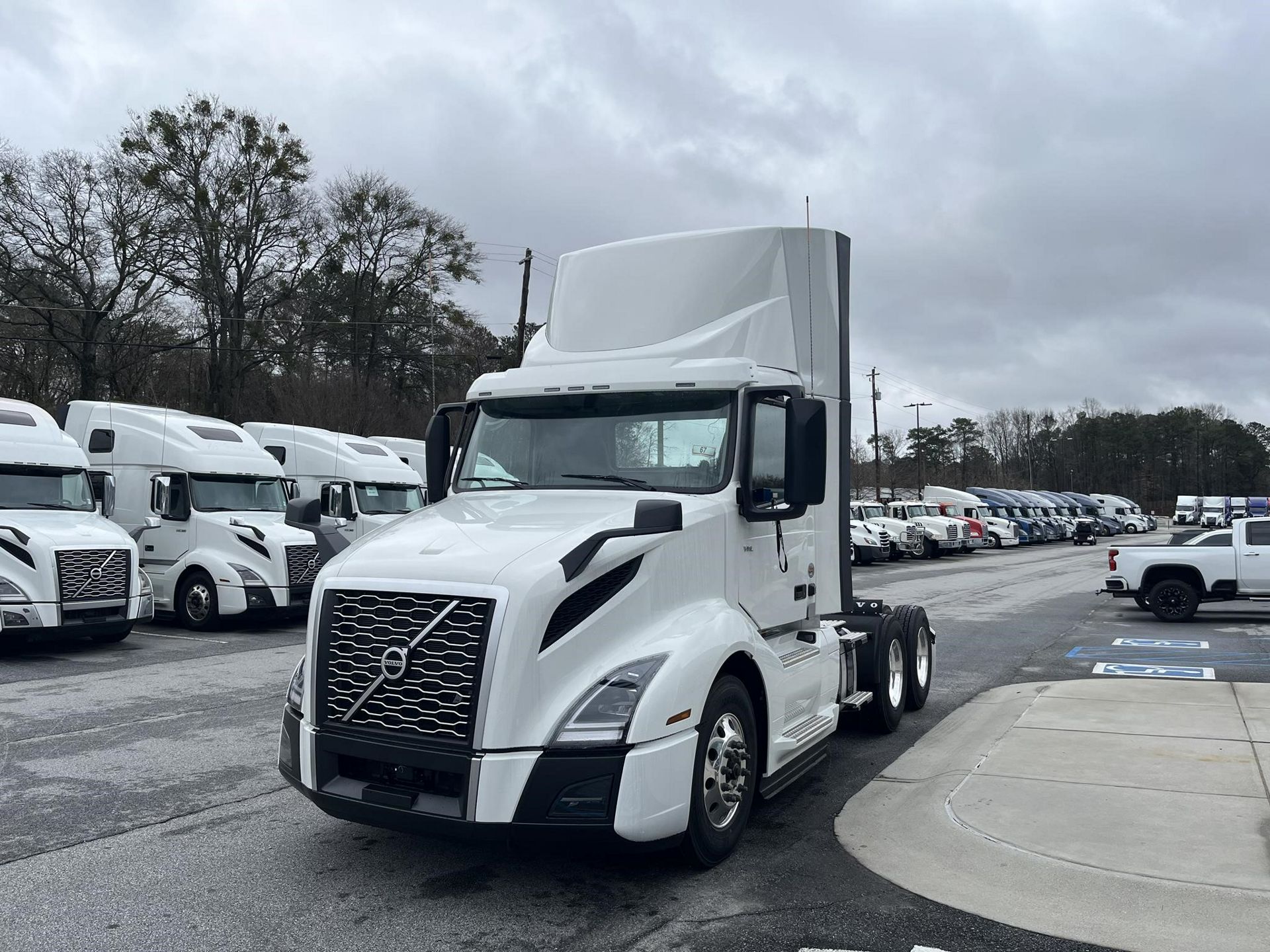 2025 Volvo VNL64T300