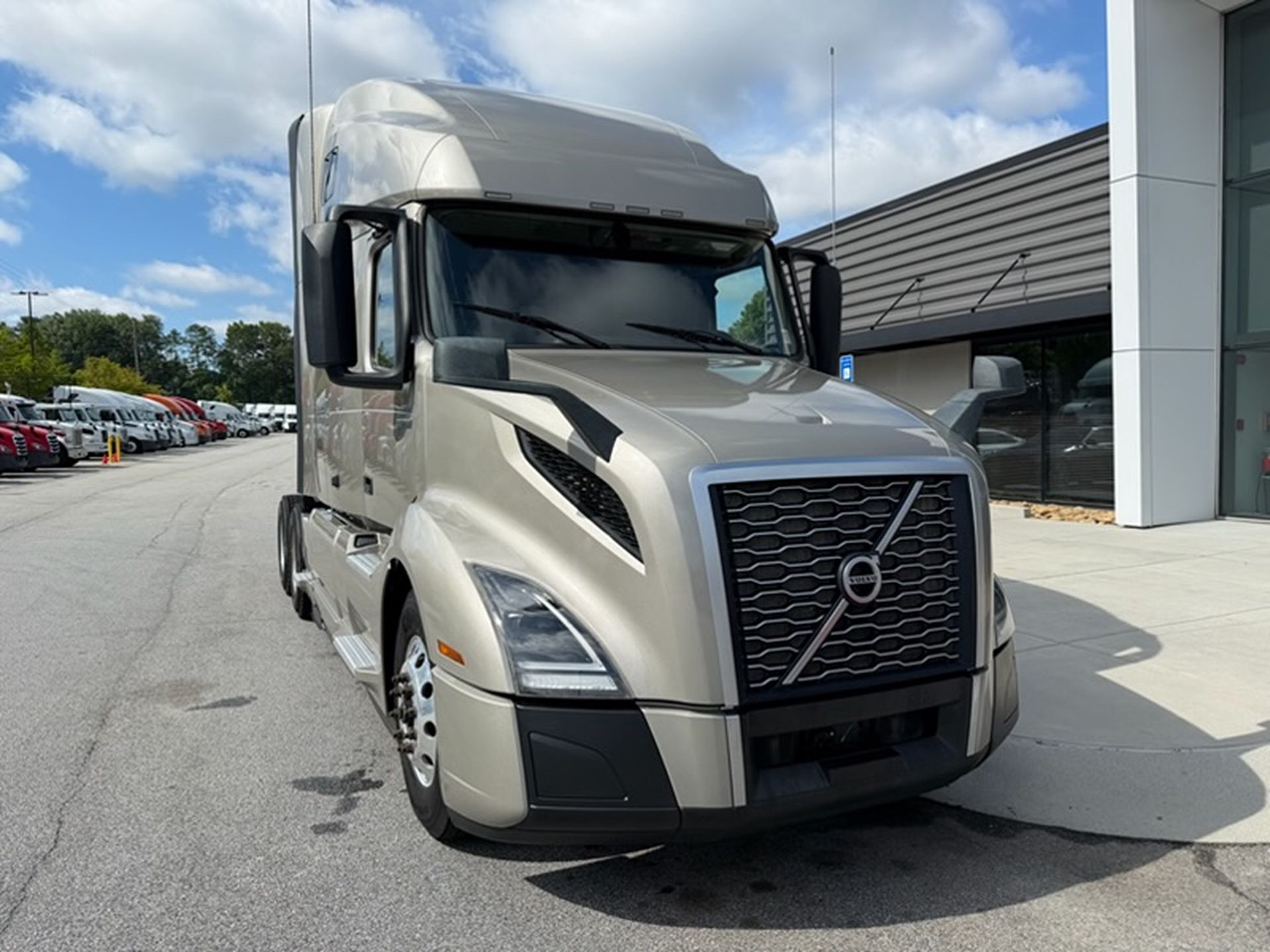 2023 Volvo VNL64T760