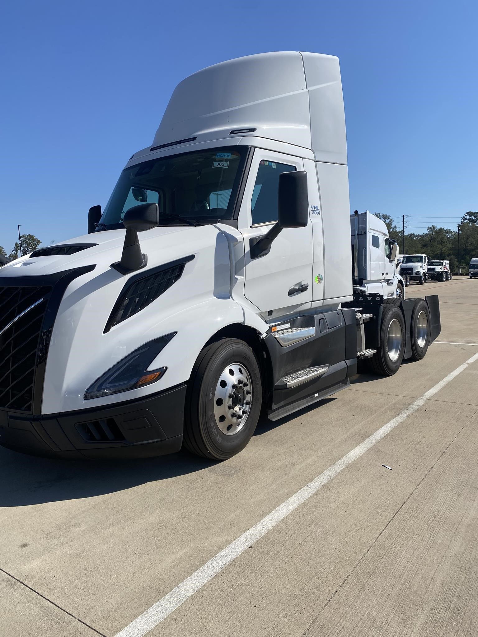 2025 Volvo VNL64T300