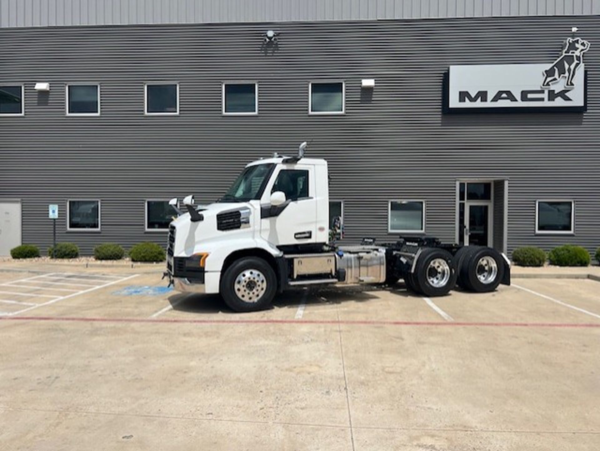 2027 Mack ANTHEM 64T