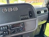 2023 Peterbilt 389