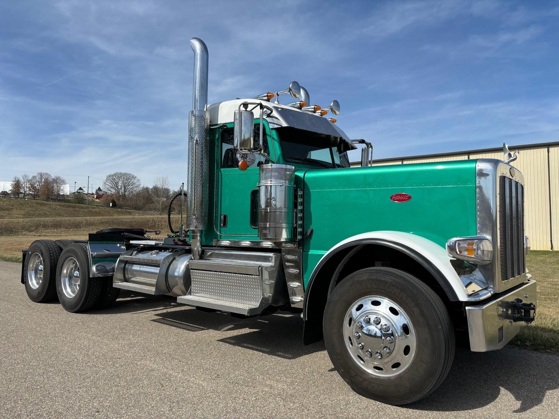 2022 Peterbilt 389 - image 2