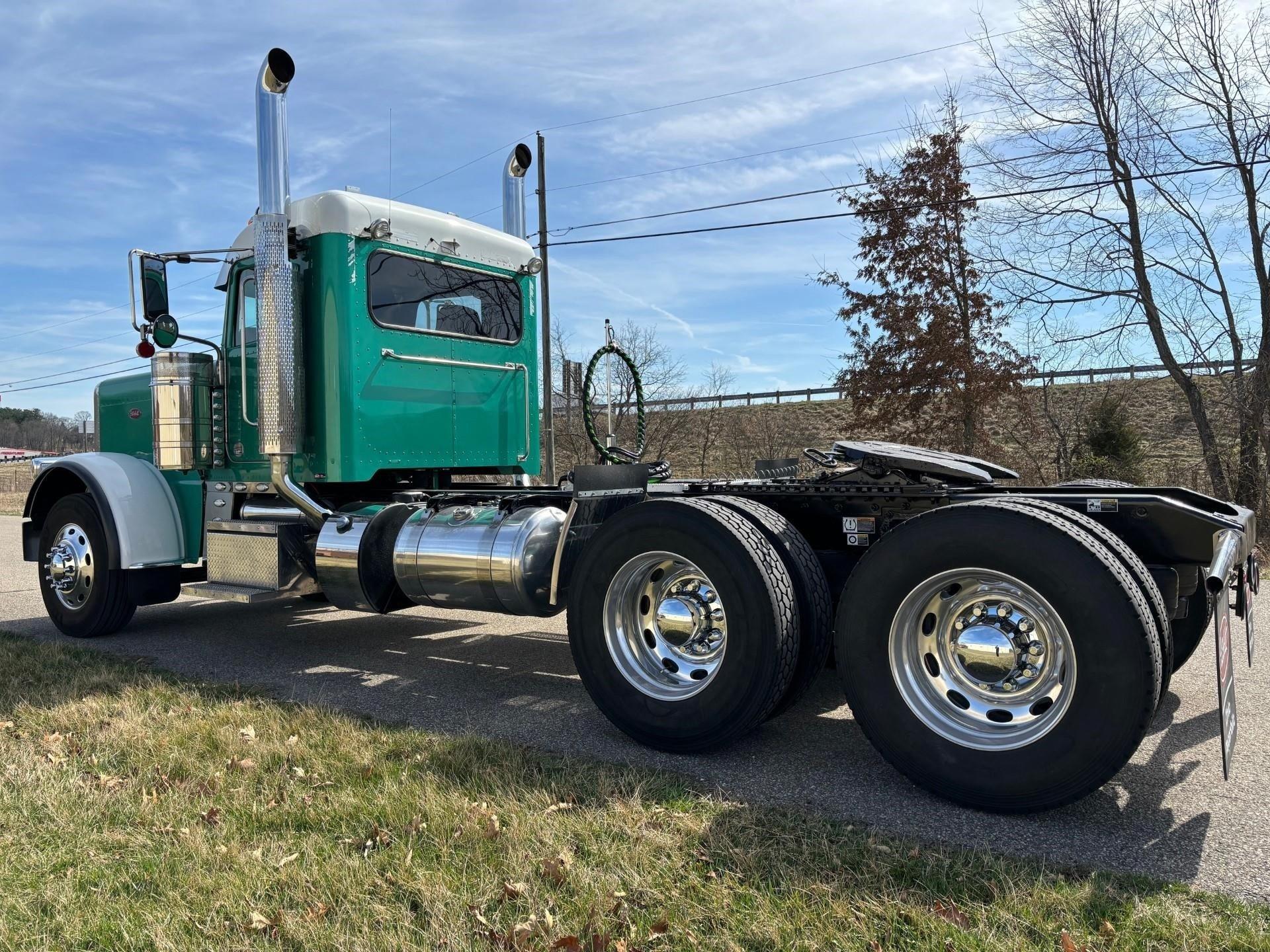 2022 Peterbilt 389 - image 5