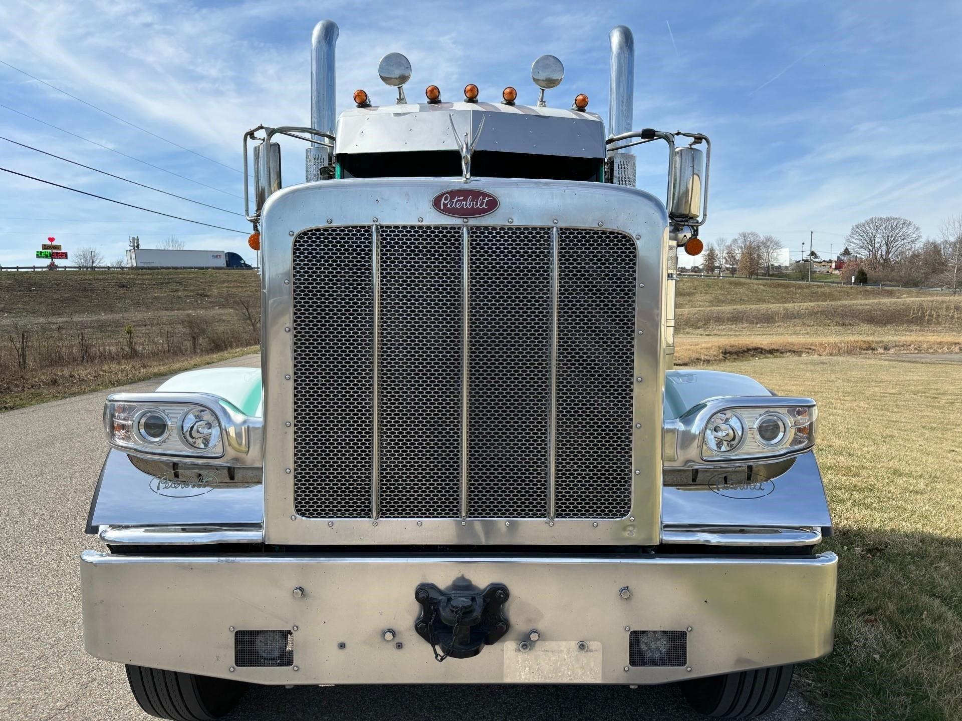 2022 Peterbilt 389 - image 7