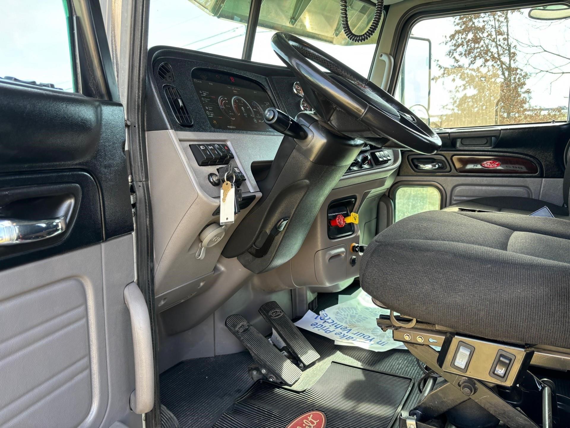 2022 Peterbilt 389 - image 9