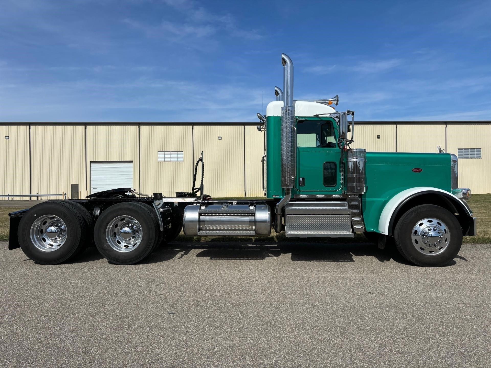 2022 Peterbilt 389 - image 3