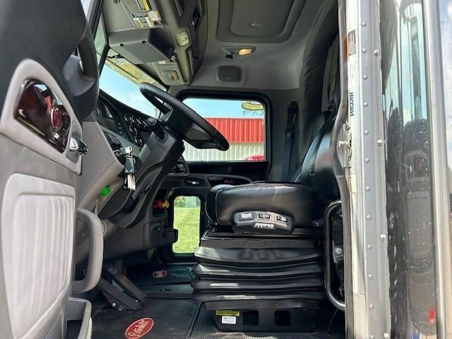 2022 Peterbilt 389 - image 13