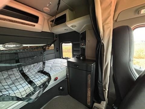 2025 Peterbilt - image 14