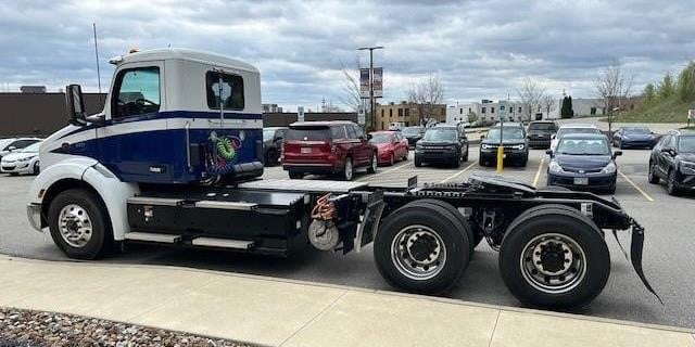 2025 Peterbilt 579 - image 2