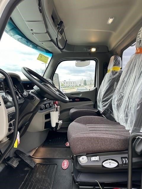 2025 Peterbilt 579 - image 7