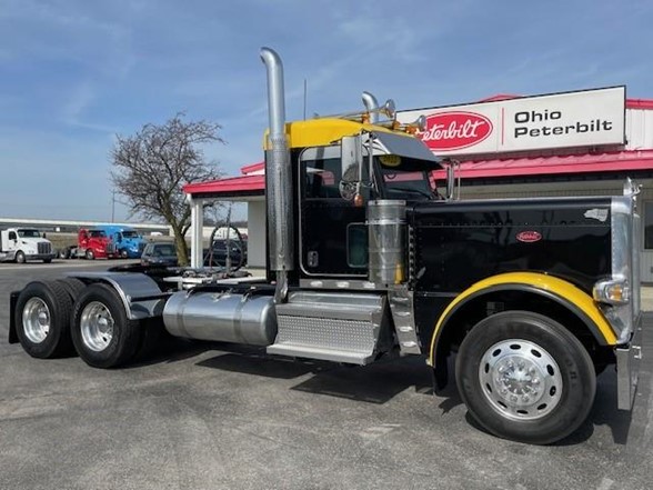 2022 Peterbilt 389 - image 2