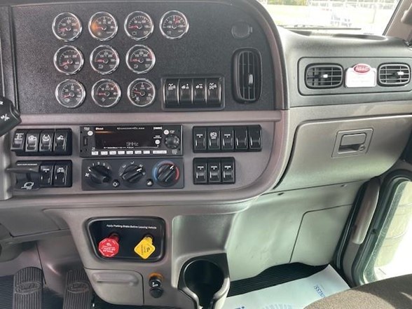 2022 Peterbilt 389 - image 13
