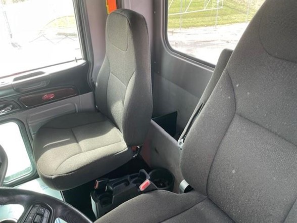 2022 Peterbilt 389 - image 16