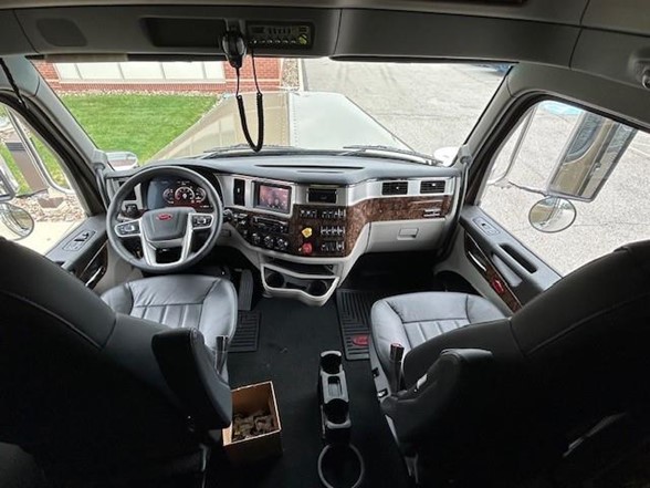 2025 Peterbilt - image 9