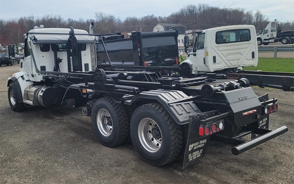 2024 Peterbilt 567 - image 2