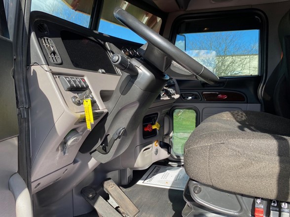 2023 Peterbilt 389 - image 9