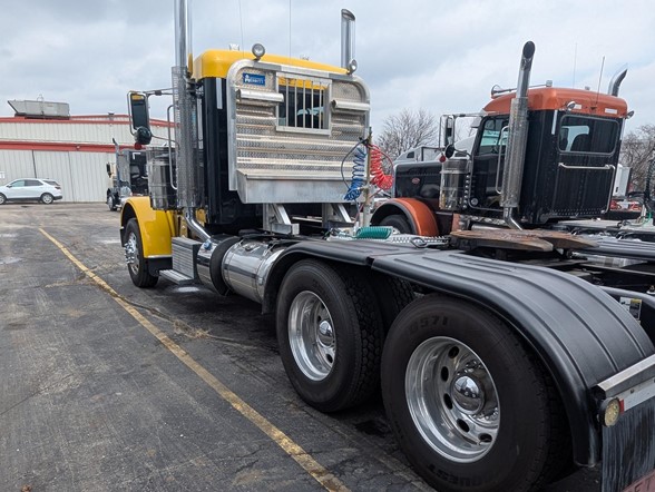 2023 Peterbilt 389 - image 3