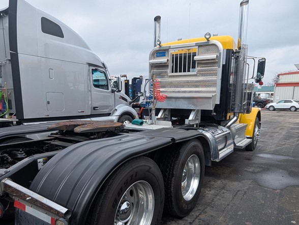 2023 Peterbilt 389 - image 4