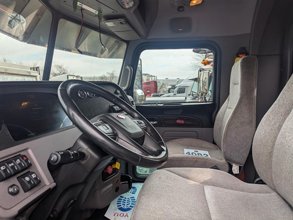 2023 Peterbilt 389 - image 6