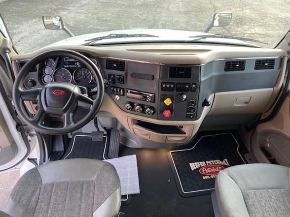 2019 Peterbilt 579 - image 12