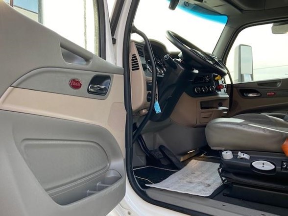 2019 Peterbilt 579 - image 11
