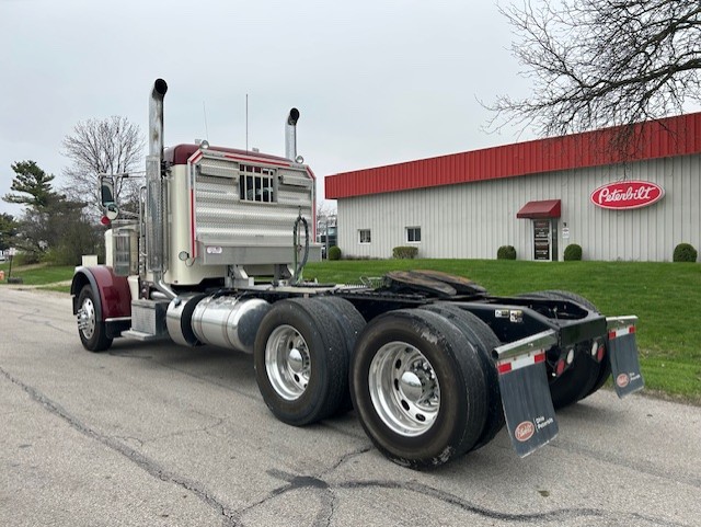 2022 Peterbilt 389 - image 7