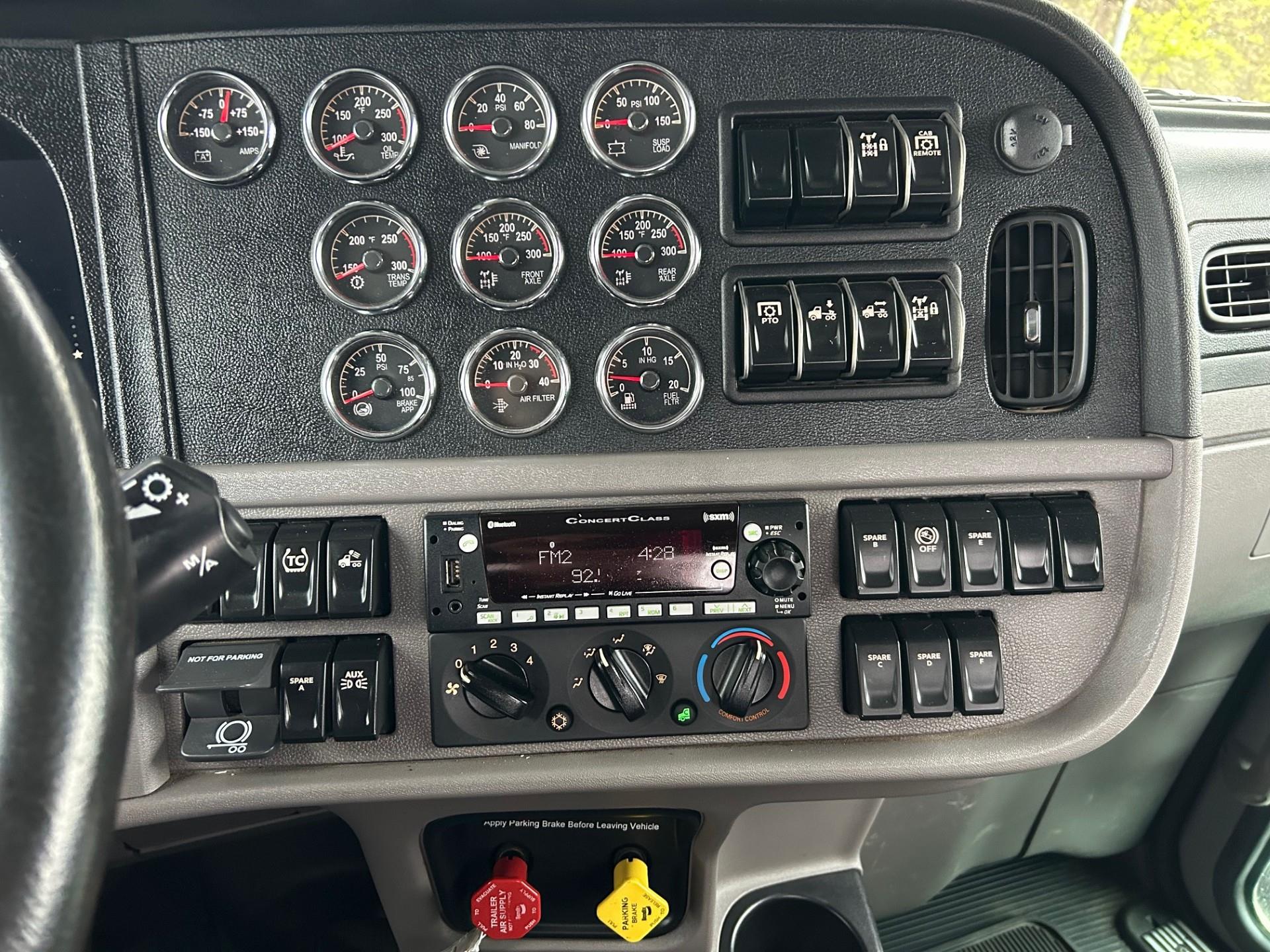 2022 Peterbilt 389 - image 14