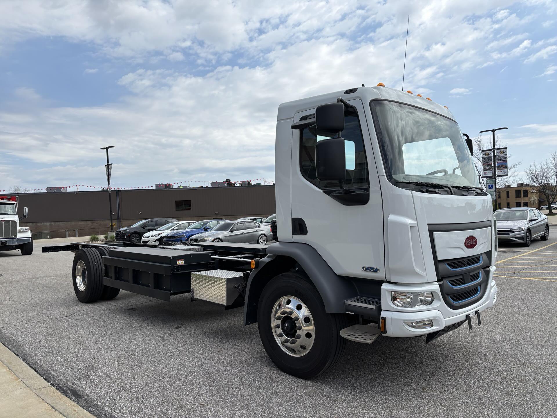 2026 Peterbilt 220EV - image 2