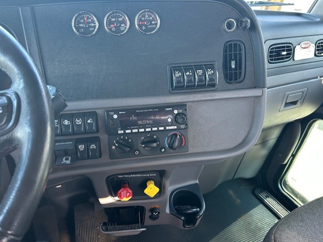2023 Peterbilt 389 - image 13