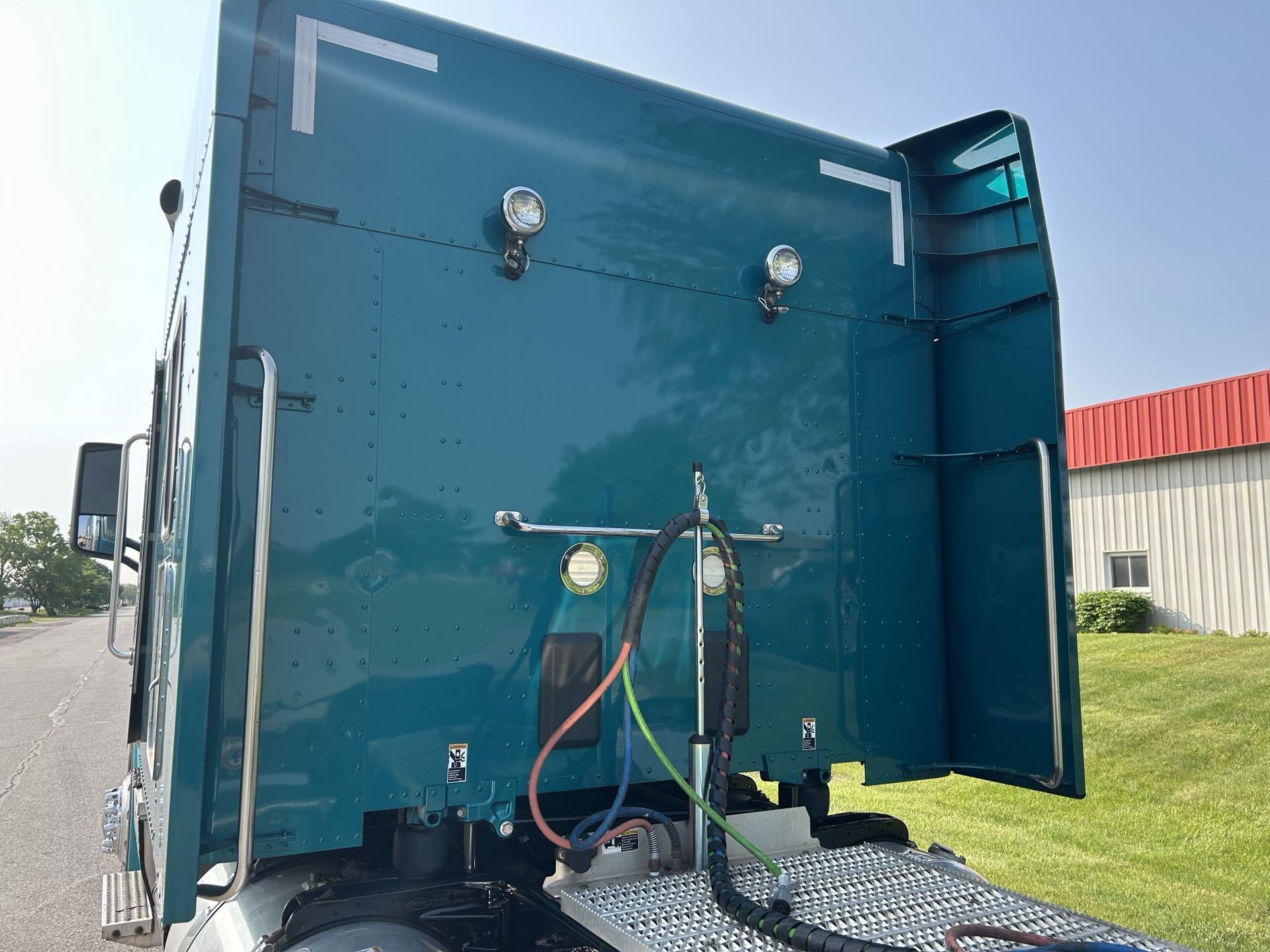 2020 Peterbilt 579 - image 3