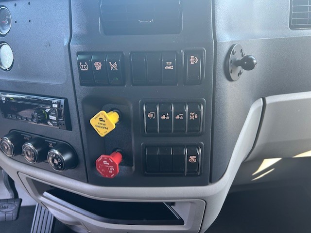 2021 Peterbilt 579 - image 14