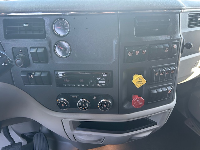2021 Peterbilt 579 - image 13