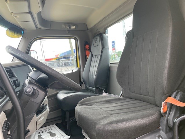 2021 Peterbilt 579 - image 8
