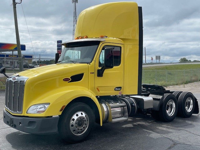 2021 Peterbilt 579 - image 2
