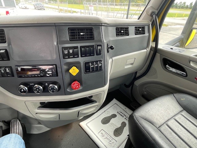 2021 Peterbilt 579 - image 13