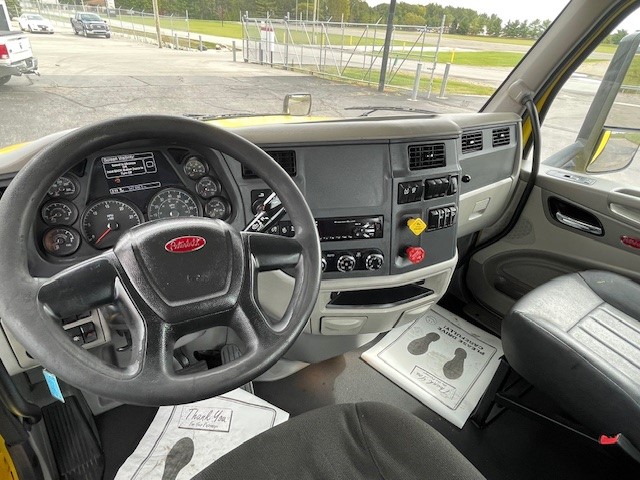 2021 Peterbilt 579 - image 15