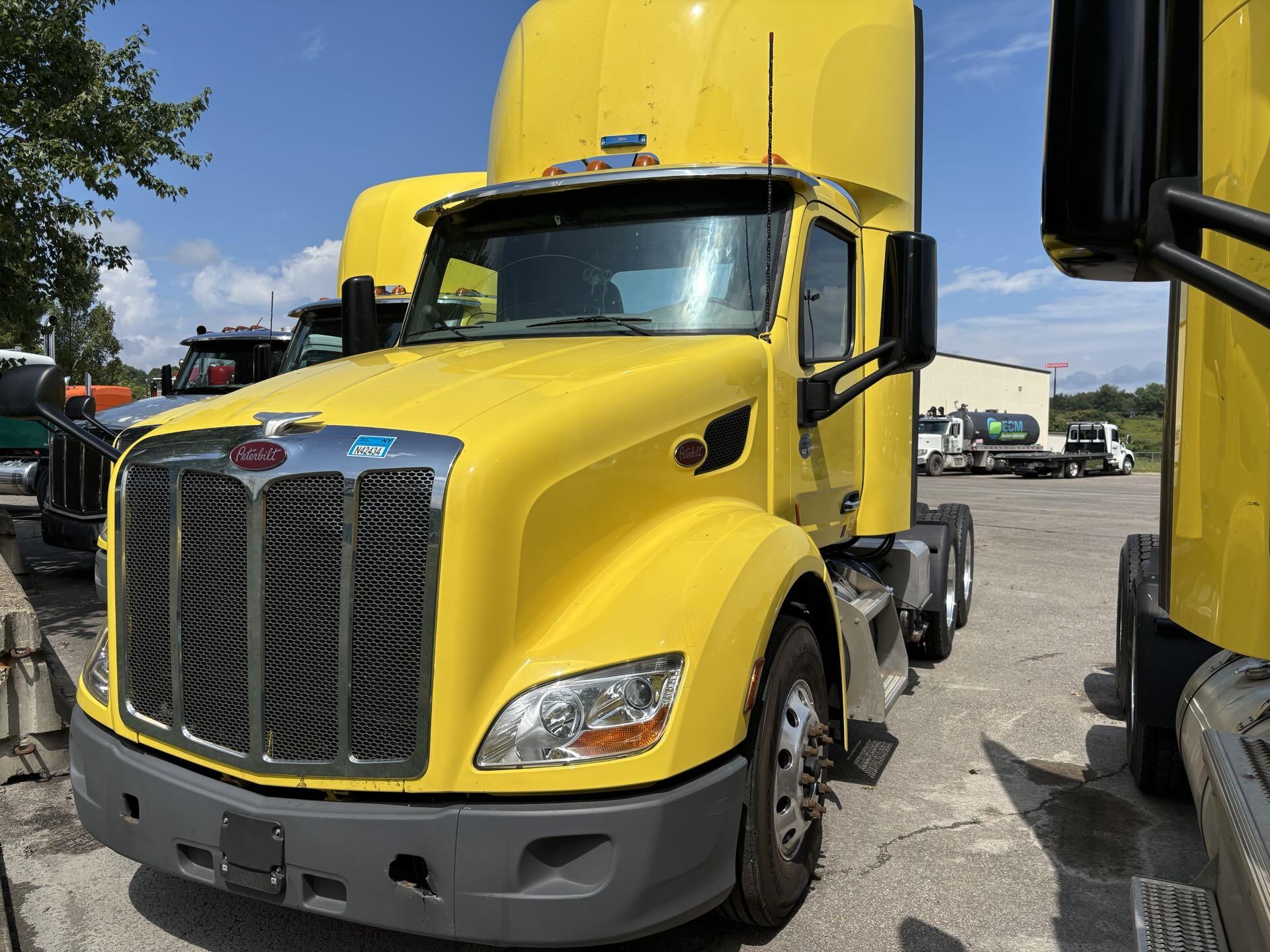 2021 Peterbilt 579 - image 2
