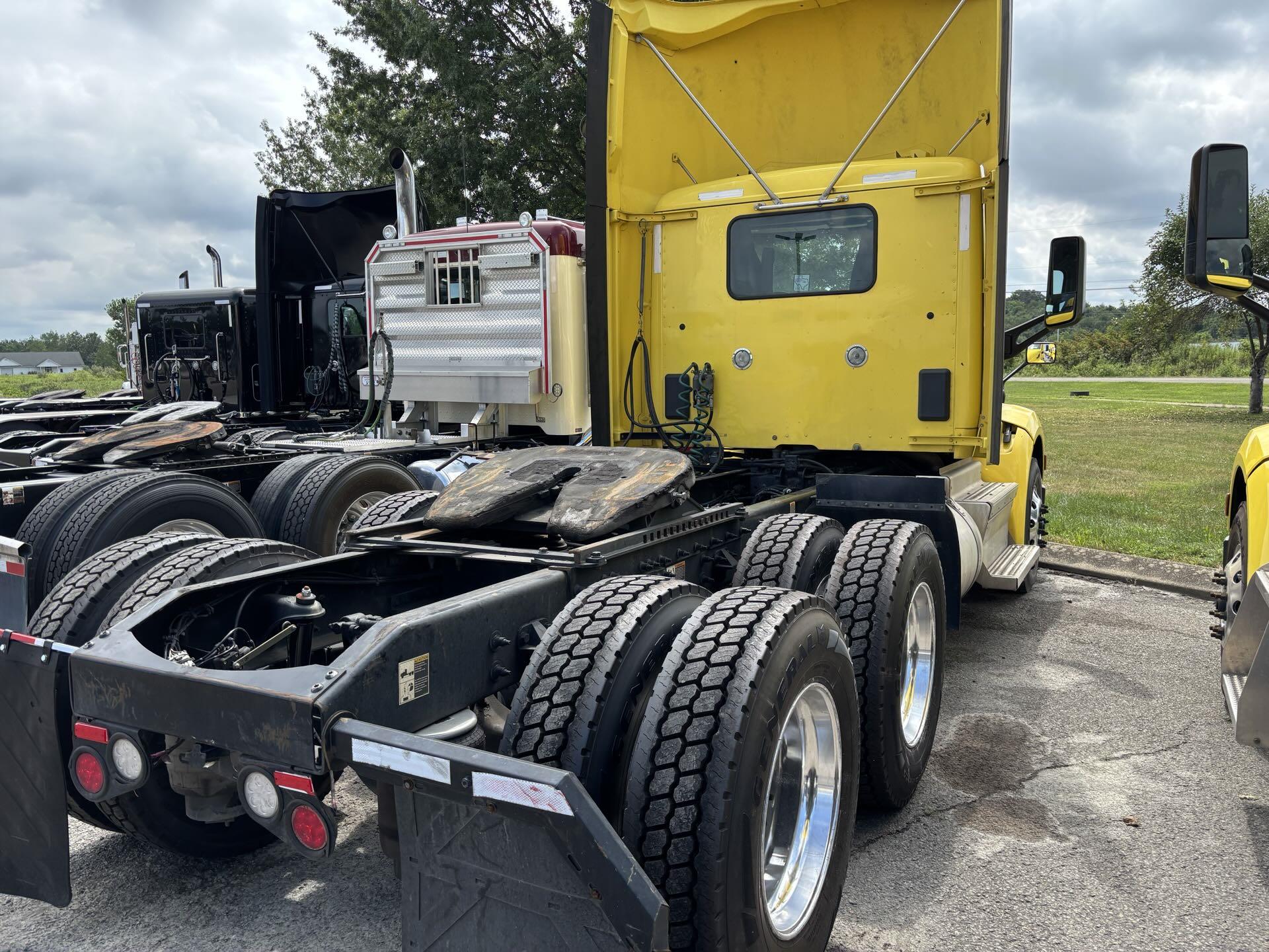 2021 Peterbilt 579 - image 2