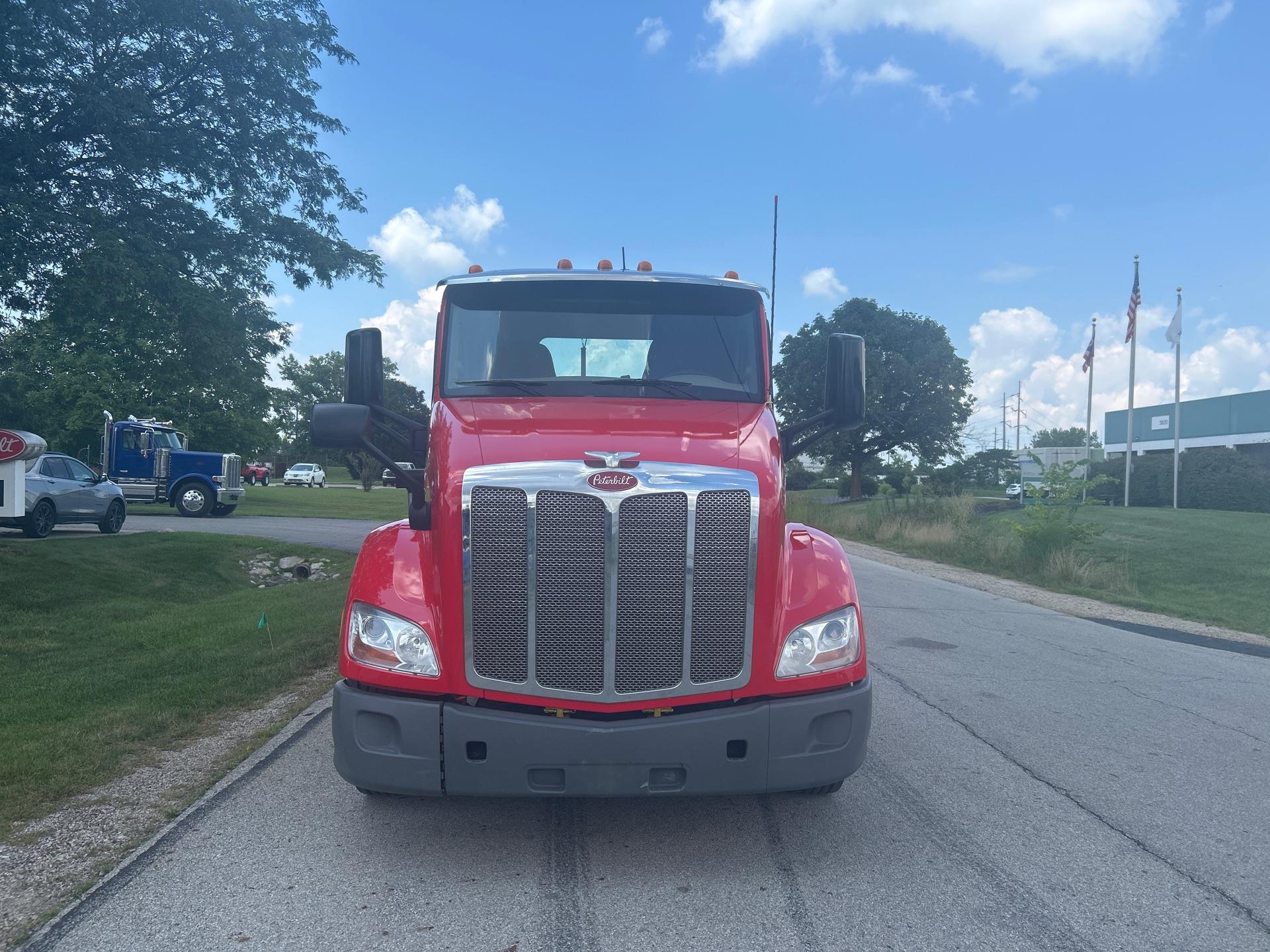 2021 Peterbilt 579 - image 2