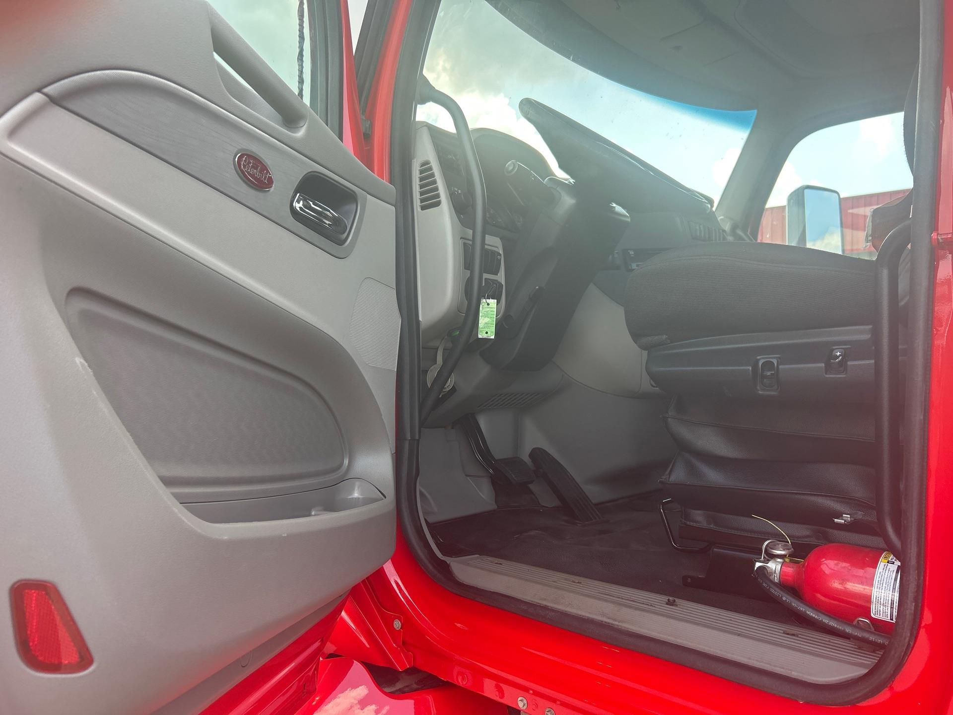 2021 Peterbilt 579 - image 10