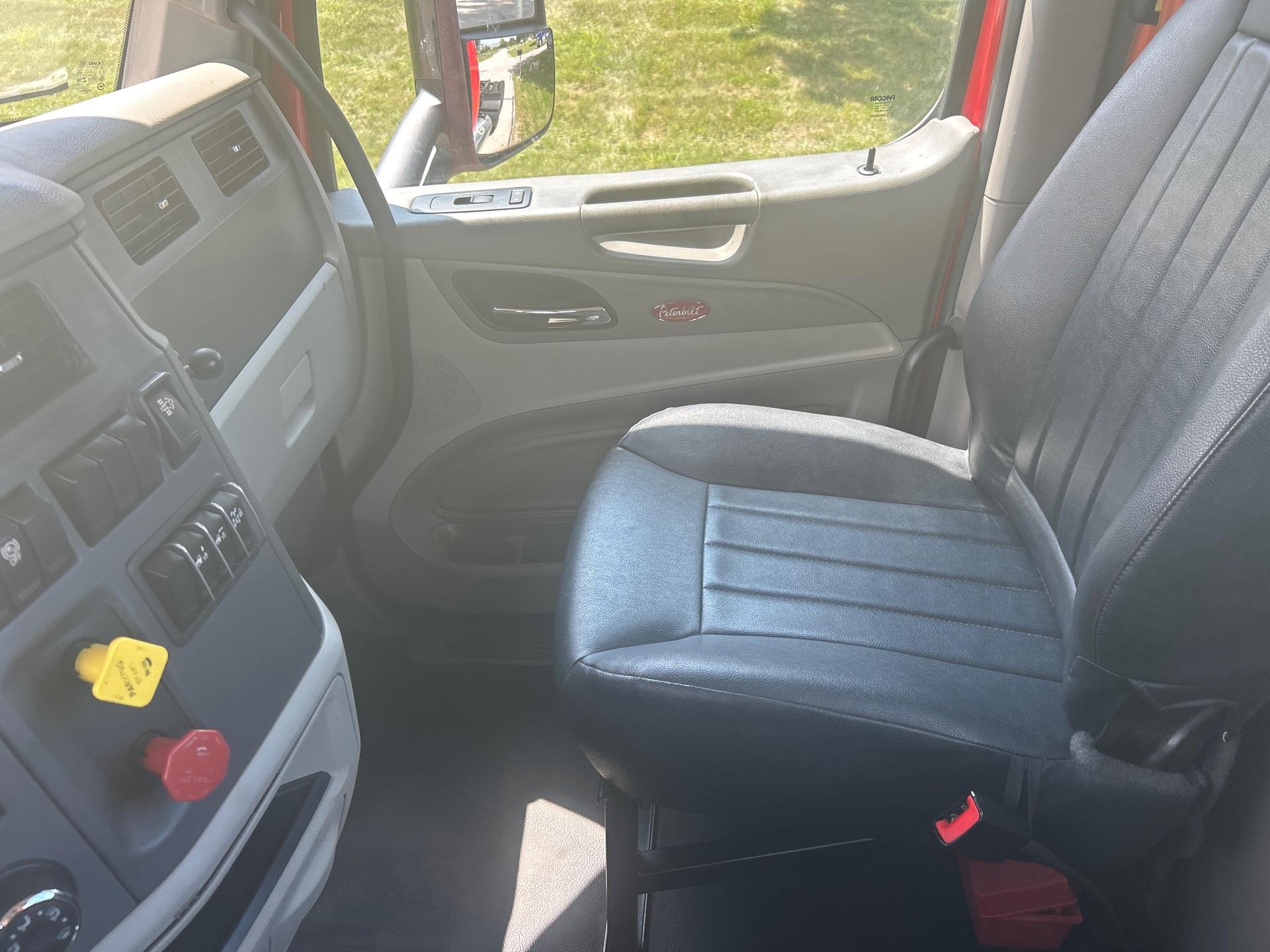 2021 Peterbilt 579 - image 16