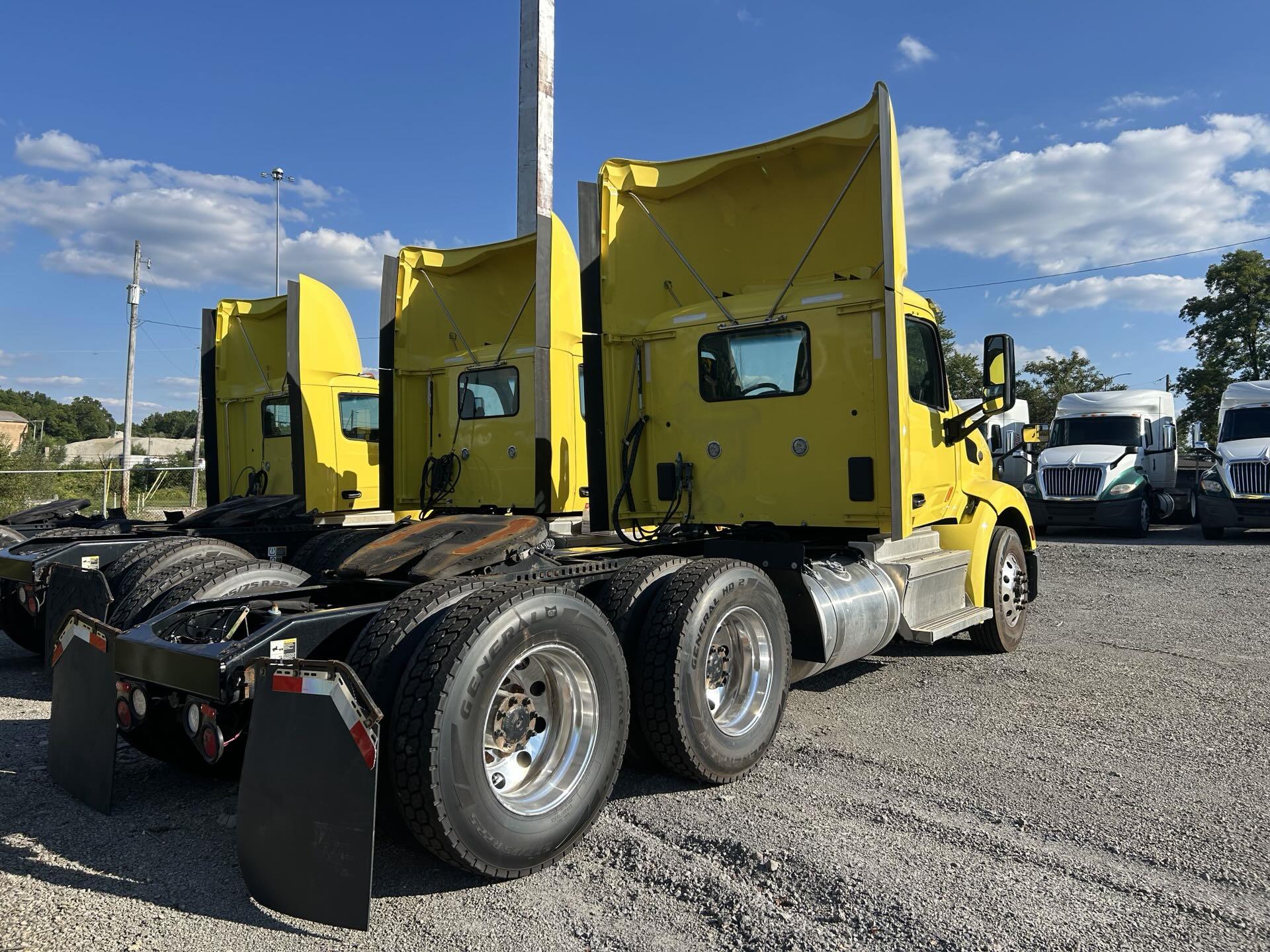 2021 Peterbilt 579 - image 3
