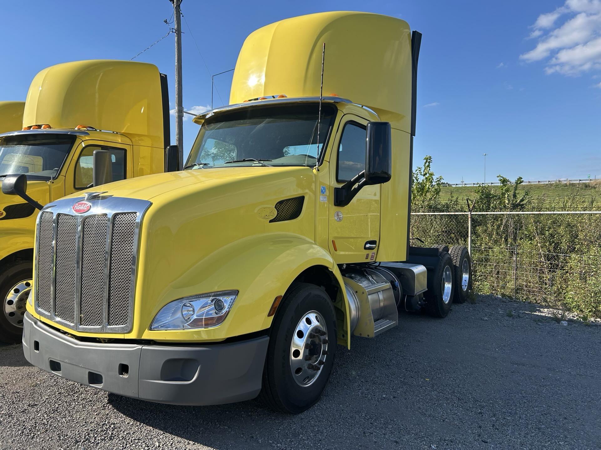 2021 Peterbilt 579 - image 1