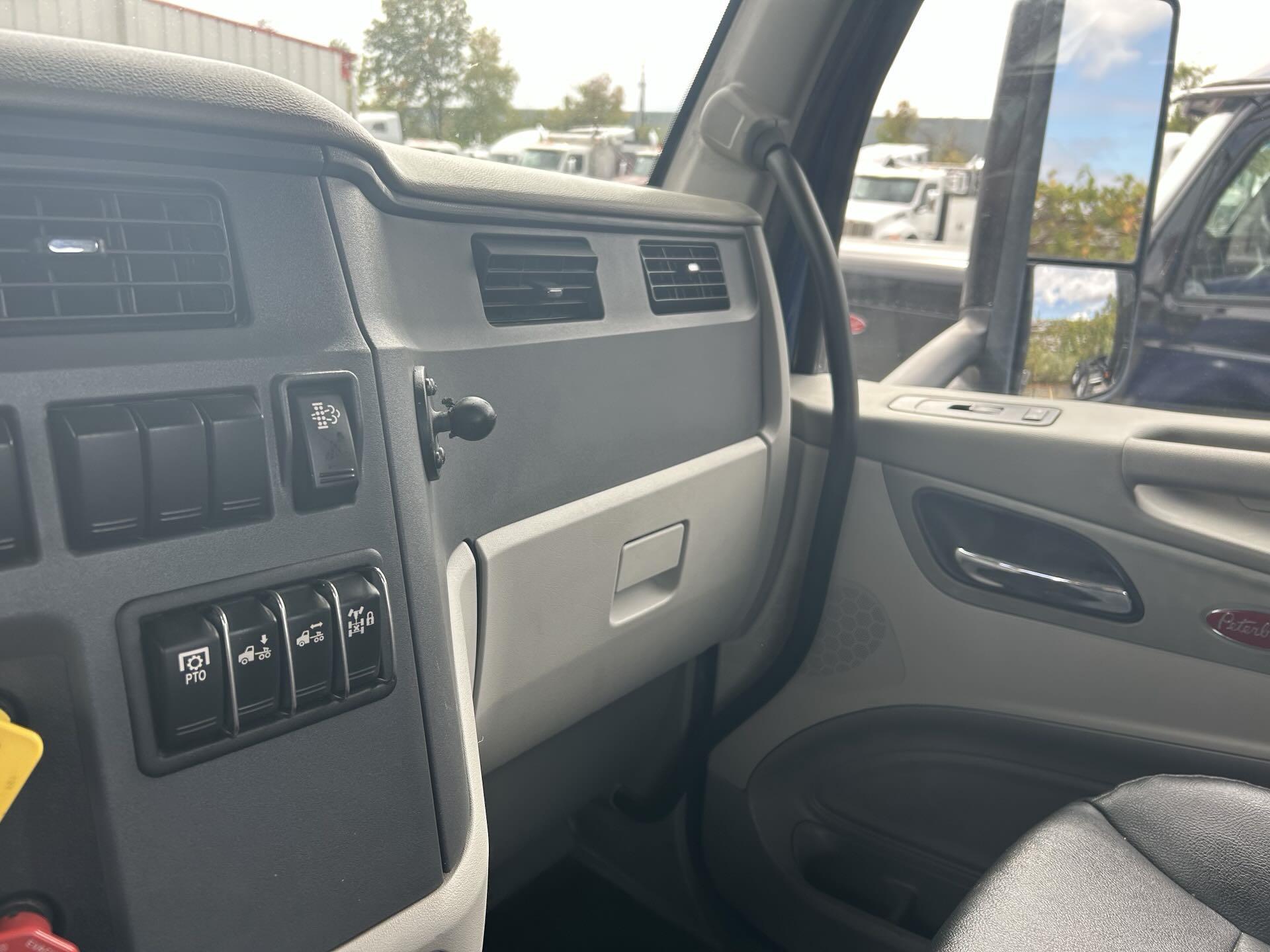2021 Peterbilt 579 - image 16